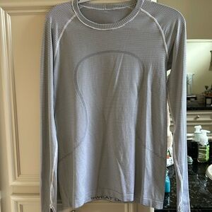 Lululemon Black and White stripped top with thumb holes. Size 10